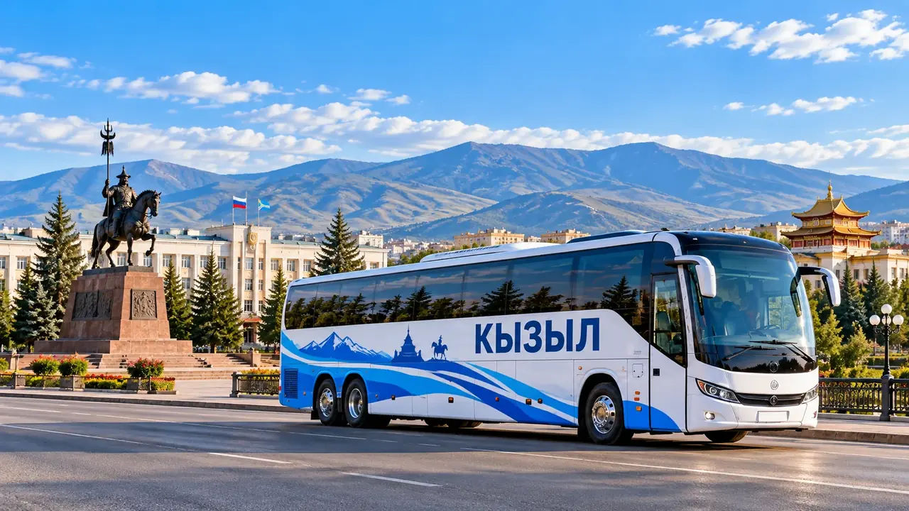Пассажирский автобус с надписью «КЫЗЫЛ» на фоне города Кызыл